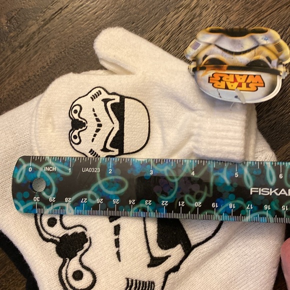 Star Wars toddler Winter Hat and Mitten set. - Picture 6 of 9